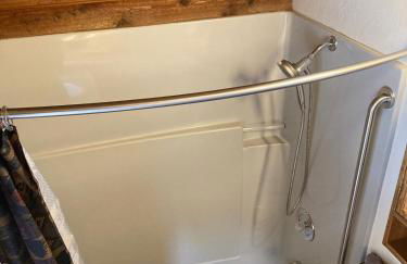 Relaxing Glamping Vacation: Fantastic Log Cabin with a Hot Tub in Darby, MT - Foto 3