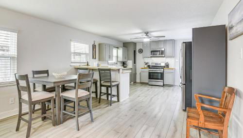 Steps to Seawall Fenced Family Home in Galveston! - Foto 2