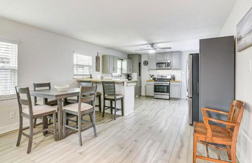 Steps to Seawall Fenced Family Home in Galveston! - Foto 2