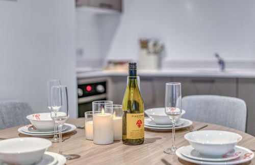 2-BR Near Salford Royal - City & Town Centre View - 1 Minute to Train & Tram Station - Sleeps 6 - Foto 25