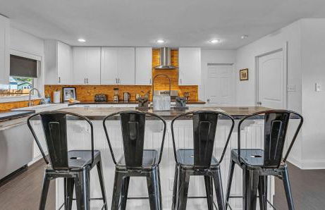 New-The Mod Poppy Large home 10 minutes from it all - Photo 15