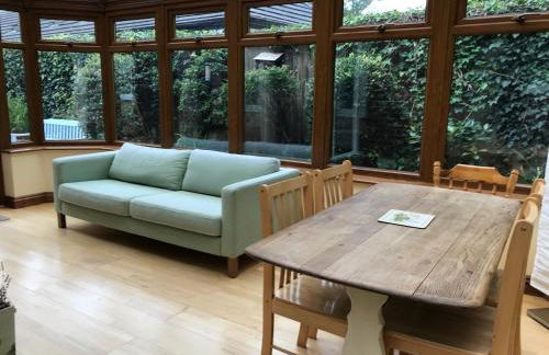 Lymington Courtyard: 4-Bed Modern Cottage Charm - Photo 1