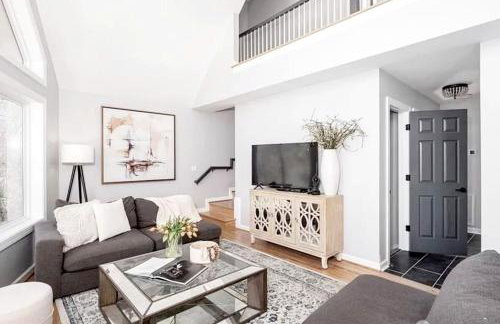 Waterfront Retreat with Spectacular Interior, Jacuzzi and Game Room in NC - Foto 60