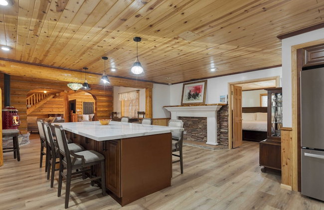 Pinetree Place by Avantstay Group Cabin w/ Hot Tub Minutes to the Lake - Photo 27