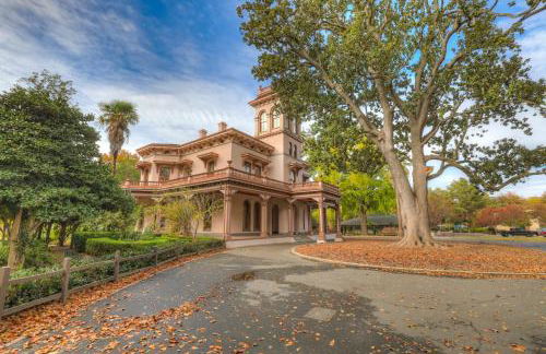 New Tudor Cottage one block from Chico State and downtown with private garage - Foto 21