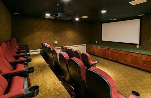 Enjoy mini golf, arcade games, and pools with Family in 2BD Orlando condo - Foto 44