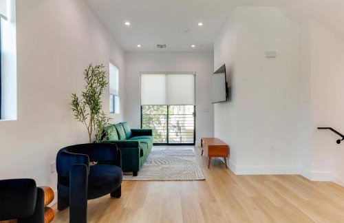 Modern Luxe Retreat Three-Bedroom #4 - Photo 23