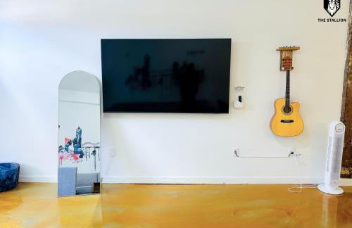 The Stallion #104 - Brand New Modern Spacious Loft with Patio - Walkable to attractions - Foto 4