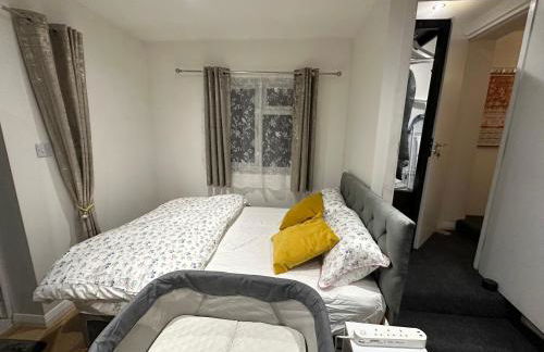 1st Studio Flat With full Private Toilet And Shower With its Own Kitchenette in Keedonwood Road Bromley A Fully Equipped Independent Studio Flat - Photo 30