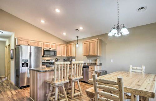 Breezy Point Cabin with Fire Pit - Walk to Lake - Foto 2