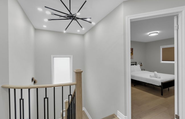 Beautiful House - On A Quiet Street - Photo 2