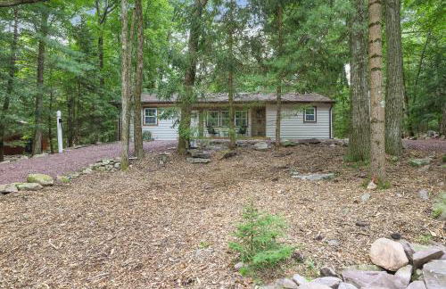 Whiskey Pines Retreat! Single Level Home, Outdoor Firepit, AC, BBQ! Sleeps 9 in Lake Harmony! - Foto 38