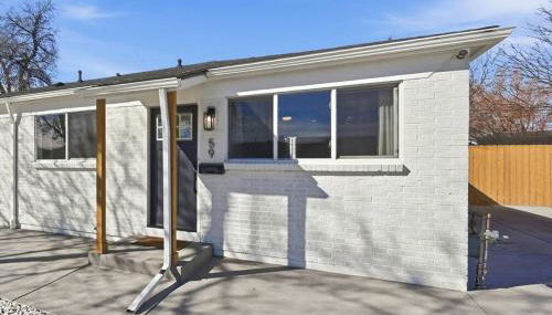 Cozy 2BR Retreat with Backyard Lounge - Foto 5