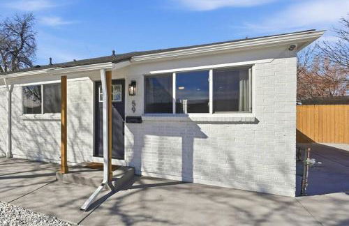 Cozy 2BR Retreat with Backyard Lounge - Foto 5