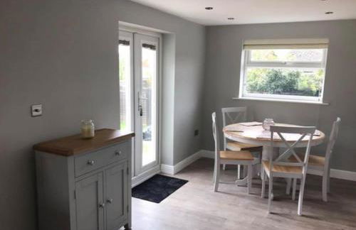 Pet-friendly - 2 Bedrooms Bungalow hot tub Parking - Foto 72