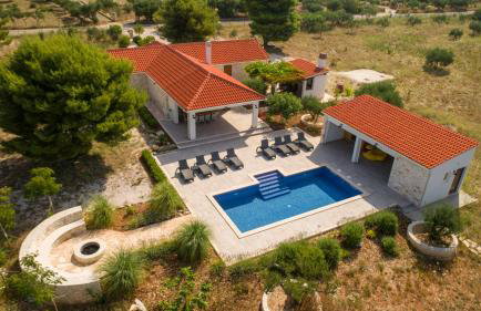 Luxury Villa Nature with heated private pool, sauna & fire pit, a short walk to the beach - Photo 26