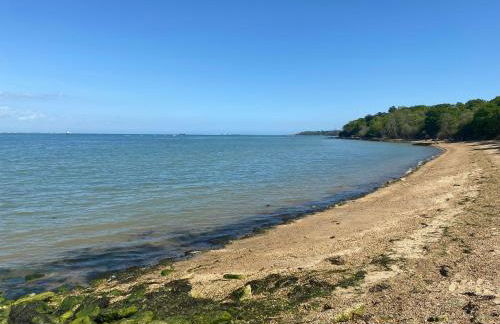 Splendid, spacious 7 Bedroom holiday home with Hot Tub - Isle of Wight - Photo 14