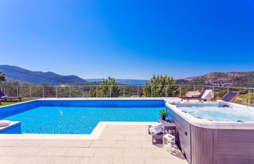 Villa Flora with a 53 sqm private pool with Cinema room with projector and 4 en-suite bedrooms - Foto 2