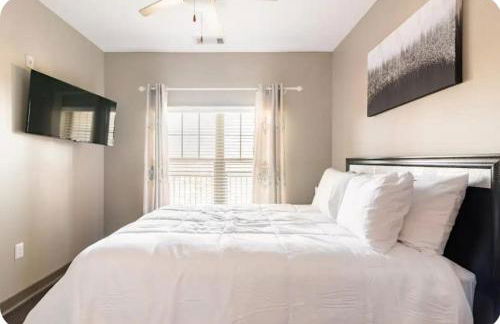 Uptown Stay and Adventures with Pool, Bars & Shops - Photo 11