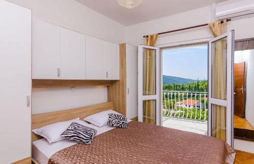 Villa Dalmatian Gem - Two-Bedroom Villa with Terrace and Swimming Pool - Photo 12