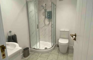 Larks Leaze Lodge, Steeple Ashton, Wiltshire - Photo 41