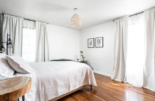 5BR 2BA Fun Family Home Sleeps 12 Pinball TVs 15m DT - Foto 9