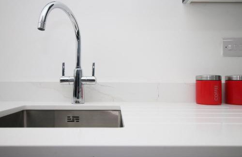 New Cardiff Bloc Exclusive Apartments By Prime Stays - Shops and Parking - Great for Groups and Families - Foto 75