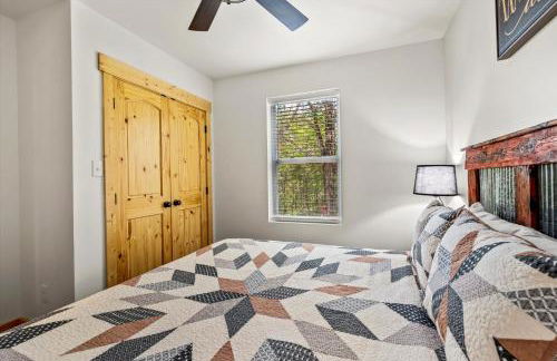 TN Whiskey Cabin- Lake and Mtn Views- Covered Deck- Game Room- Pool Table- Pets - Foto 15