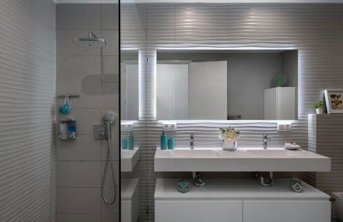 4-Bedroom Modern Villa with Sea View - Photo 40