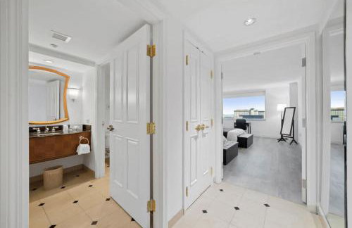 Bold Boardwalk 2BR 3BA Condo by CozySuites - Foto 24