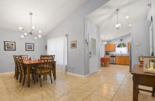 Themed 4BR house pool game room 10 min Disney - Photo 9