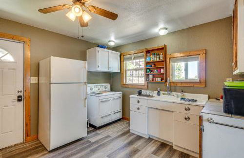 Deck with Covered Dock! Lakefront Ozark Cottage - Foto 8