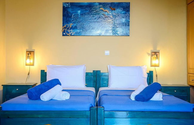 Santorious Cavehouse - Photo 4