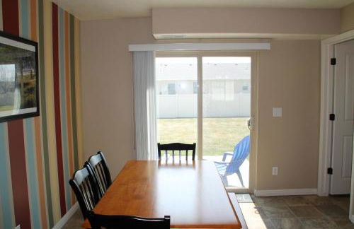 3 queen beds, 1 twin bed, 2 rooms, 1 and a half bath, self check-in, flexcation equipped - Foto 2