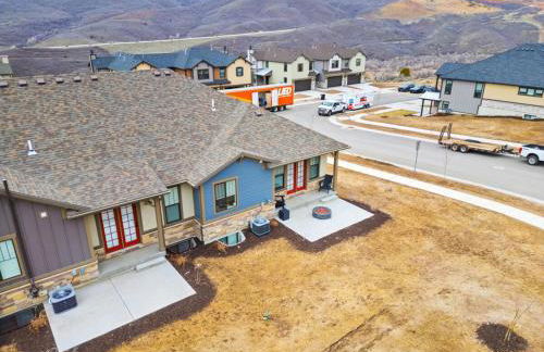 BRAND NEW Scenic Luxury Mountain Retreat - Photo 11