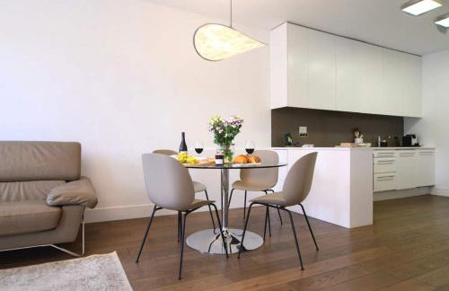 Two Bedroom Luxury Apartment - Balcony with View of Notre Dame - Photo 13