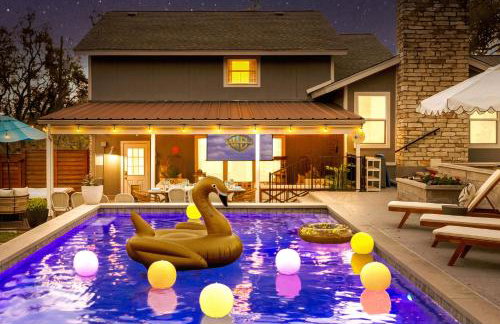 Lux 5BR gem with Heated Pool, SPA, and Outdoor Movie Theater - Foto 1