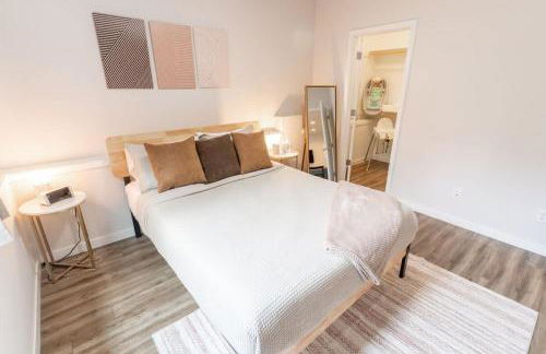 Walkable Apt Next to Restaurants, Bars, and Shops! - Foto 36