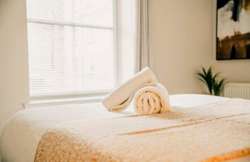 Modern Central 2 Bed Apartment with Parking - Photo 32