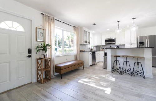 NEW Riverside Retreat with Pool - Foto 15