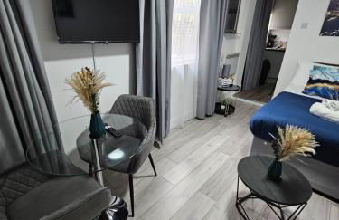 Cozy Ground-Floor Studio, Excellent City Access - Photo 40