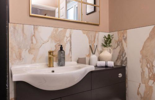 Luxuriou 5 Bedroom House By Homebird Property Management Short Lets & Serviced Accommodation Leeds With Private Parking & Free WiFi - Foto 17