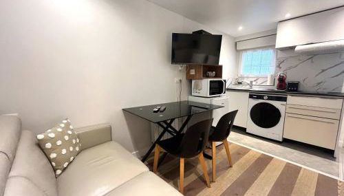 In The Heart Of The City - Cosy Studio - Close to RER - Foto 3, stove