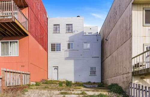 3 Bedroom 2 Bathroom House, Walkable to BART, Free Parking, Views - Foto 27