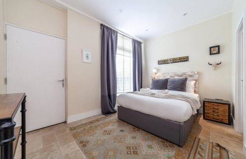 Beautiful light filled apartment in London - Photo 6