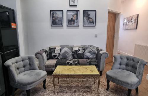 Cheerful 4 bedroom close to Uclan, Preston City Center - Photo 1