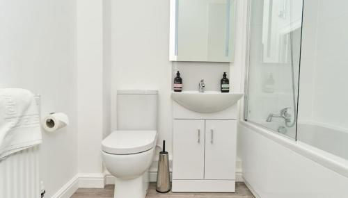 The Penthouse In Bonchurch By Greenstay Serviced Accommodation - Stunning 3 Bed Apt With Sea Views & Parking - Perfect for Families, Small Groups & Business Travellers - Dog Friendly - Fast Wi-Fi - 1000 Mbps - Close To Ventnor & Shanklin - 5 mins To Beach - Foto 2