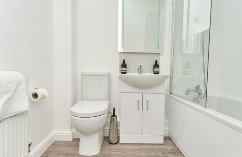 The Penthouse In Bonchurch By Greenstay Serviced Accommodation - Stunning 3 Bed Apt With Sea Views & Parking - Perfect for Families, Small Groups & Business Travellers - Dog Friendly - Fast Wi-Fi - 1000 Mbps - Close To Ventnor & Shanklin - 5 mins To Beach - Foto 2