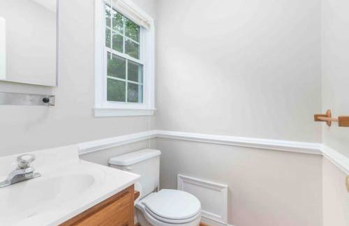 Family and Pet Friendly Retreat with Sauna, Firepit, Pond Views Near Route 151 Wineries - Foto 19