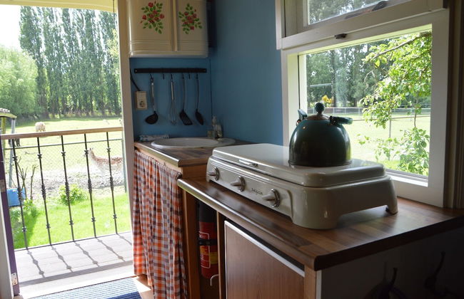 Gypsy Caravan in Weideblick With Farm Animals - Foto 5